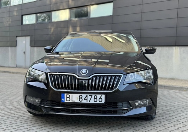 Skoda Superb cena 69900 przebieg: 168900, rok produkcji 2017 z Łomża małe 254